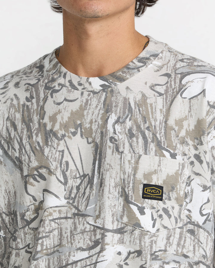 RVCA Men’s Americana Pocket Label Ss in Camo, additional product detail