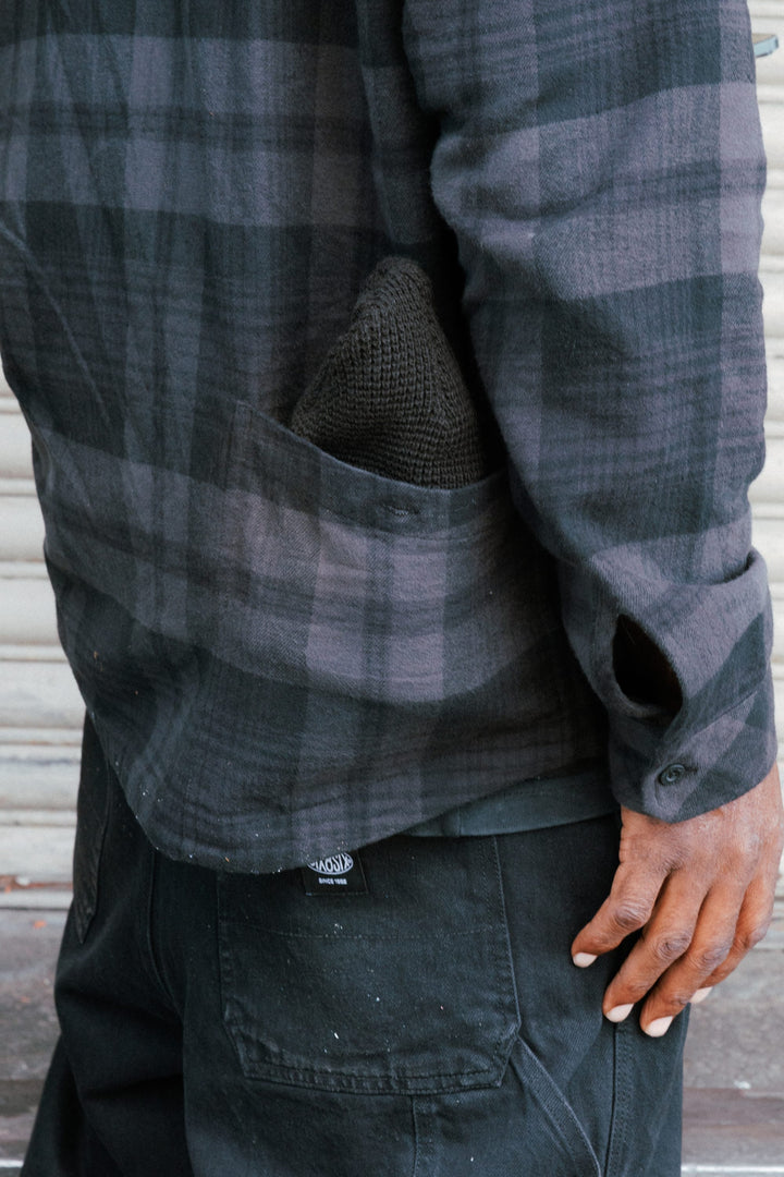 686 Men’s SMARTY Headwall Flannel in Black Plaid - rear stow pocket detail