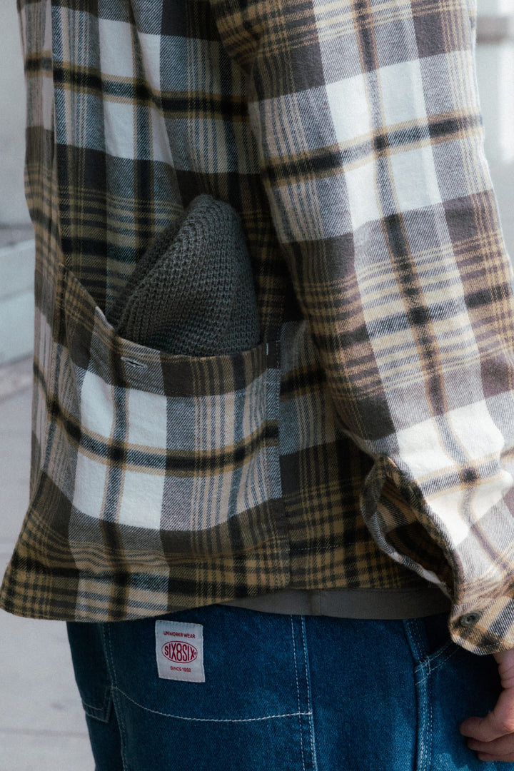 686 Men’s SMARTY Headwall Flannel in Tan Plaid - rear stow pocket detail