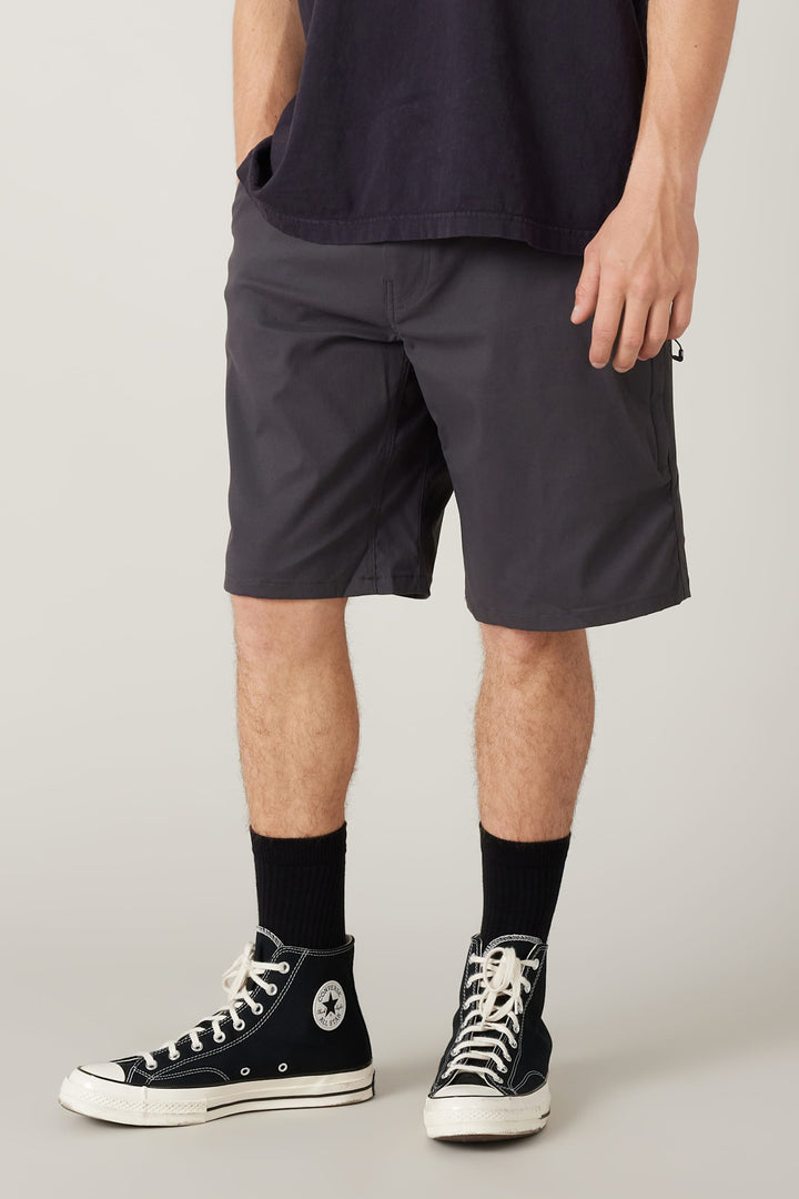 686 Everywhere 11 Short Relax (Mens) | Charcoal
