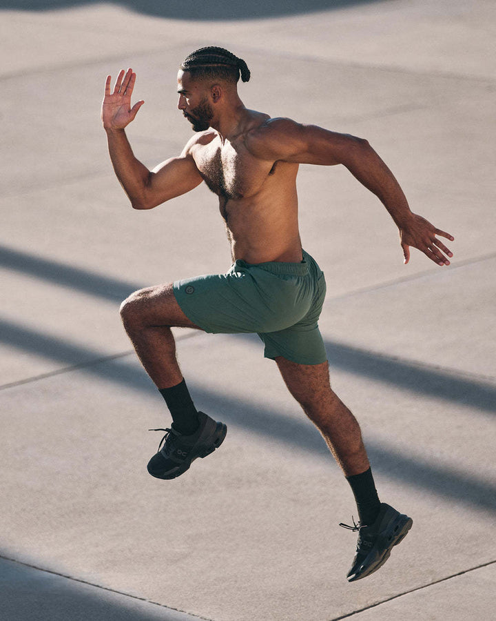 Vuori Kore Short Lined 7" (Mens) | Agate Green Tonal