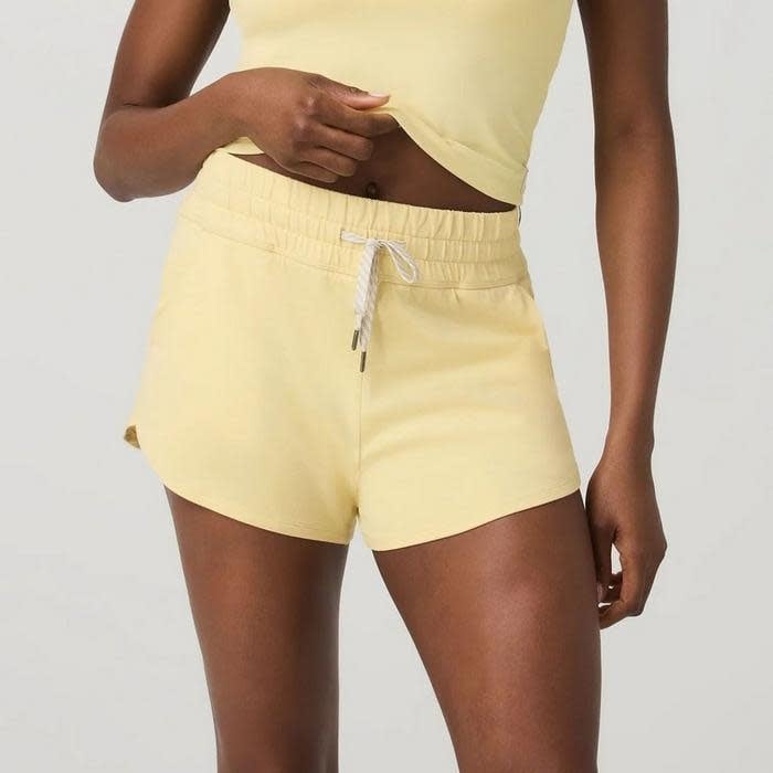 Vuori Halo Performance Short 2.0 (Womens) | Lemon Snap Htr